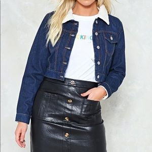 Cropped denim jacket with faux shearling collar